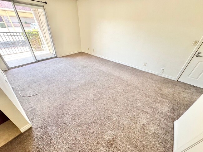 Building Photo - BEAUTIFUL 1 BEDROOM CONDO!