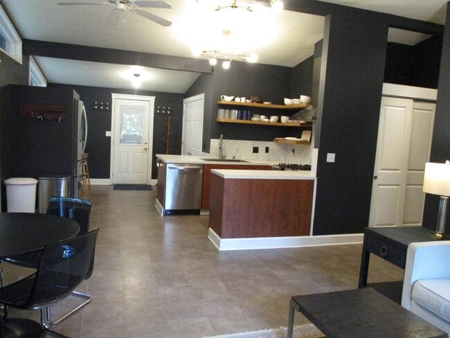 Building Photo - 3 bedroom Rambler with Above Garage Studio...