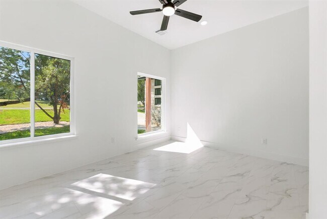 Building Photo - 418 Bedford Dr