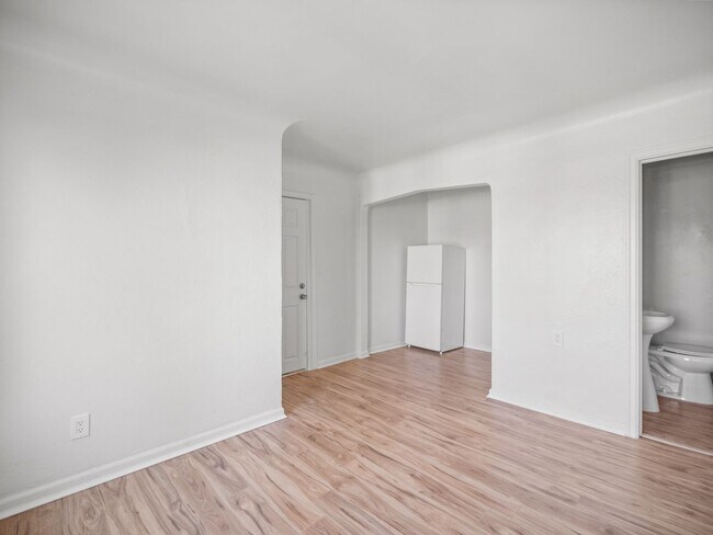 Building Photo - SUPER LOWER SOUTH HILL LOCATION , CLOSE TO HUCKLEBERRY MARKET