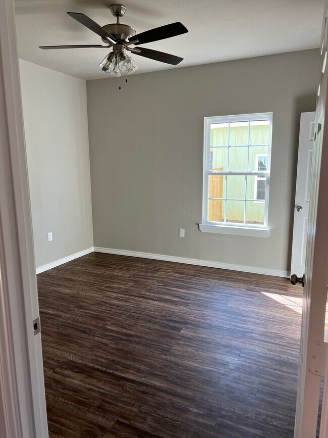 Building Photo - 2553 W Harold St