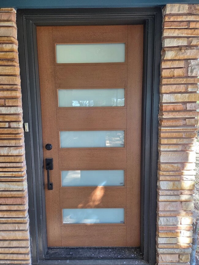 Building Photo - Travis Heights