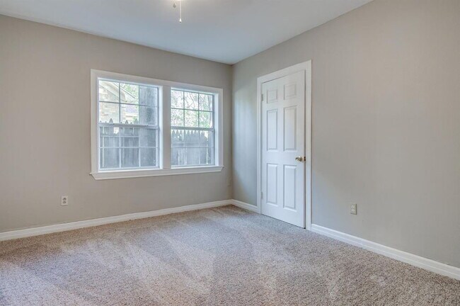 Building Photo - Move in specials available!