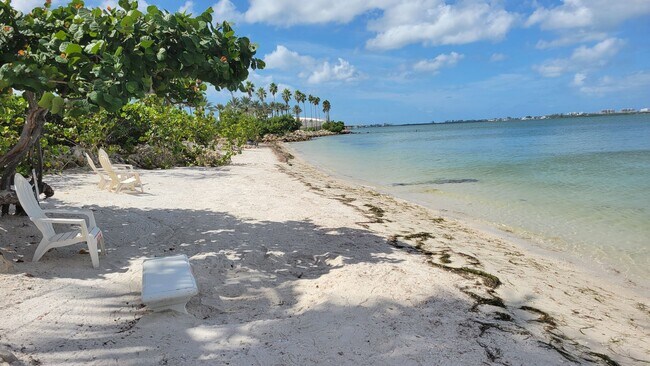 Building Photo - Beautifully renovated 2/2 condo downtown Sarasota with view of Bay!