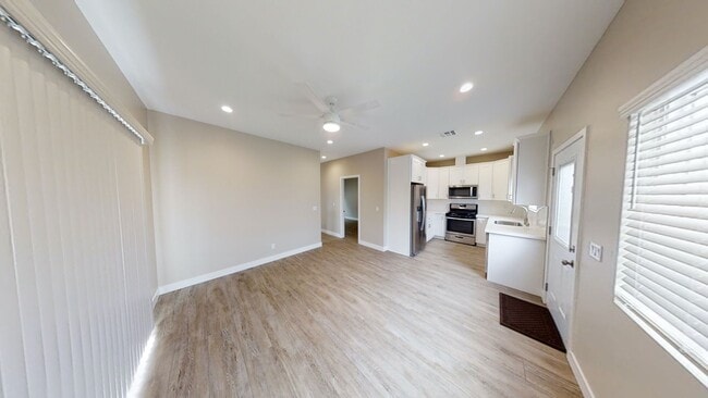 Building Photo - 4BD/2BA, Private Yard!!