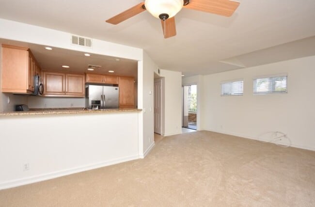 Building Photo - Beautiful condo blocks from the beach!