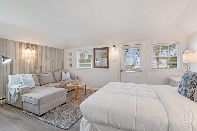 Building Photo - 27 Oak St