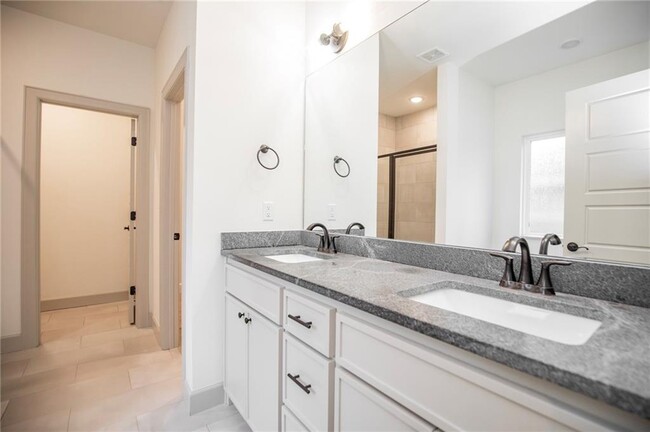 Building Photo - 949 Cook St