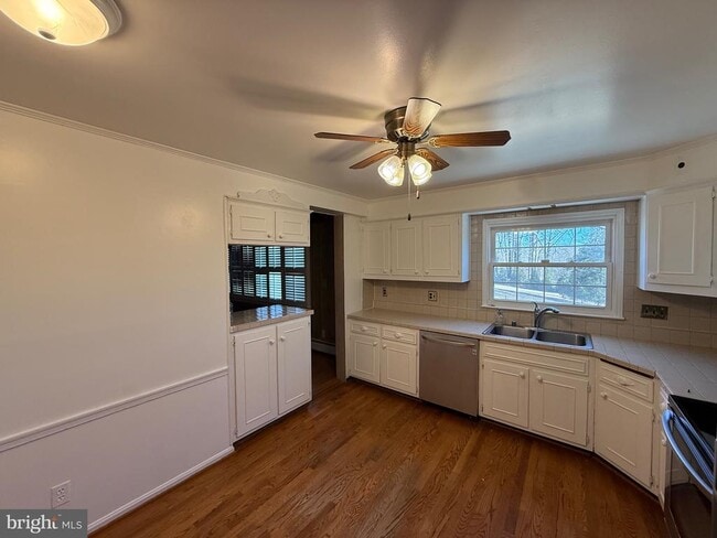 Building Photo - 9616 Burke View Ave