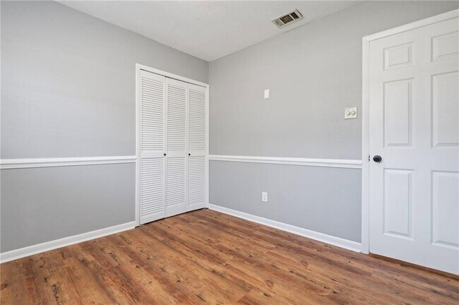 Building Photo - 552 Tamworth Ct