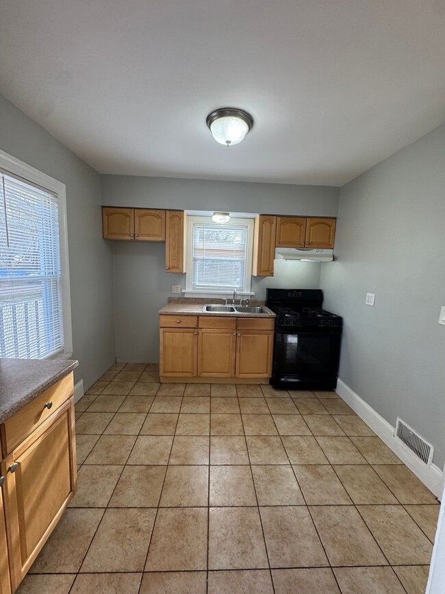 Building Photo - Move-in ready 3-bedroom home located in La...