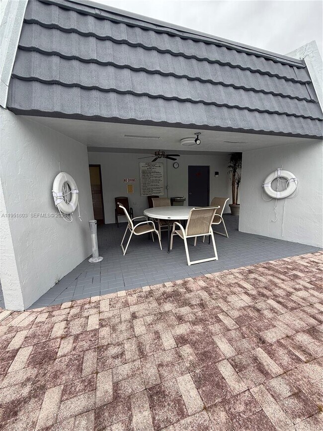 Building Photo - 6650 Royal Palm Blvd