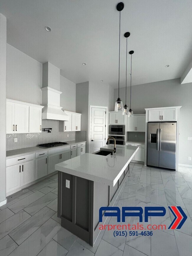 Building Photo - LUXURIOUS HOME FOR RENT