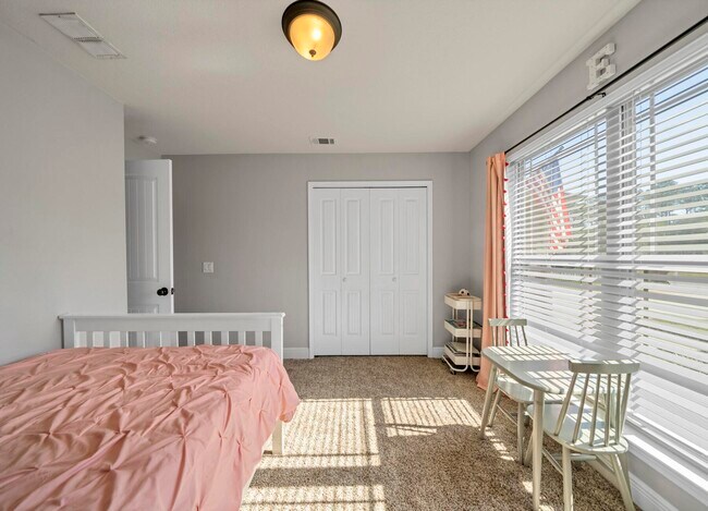 Building Photo - 8390 Island Dr