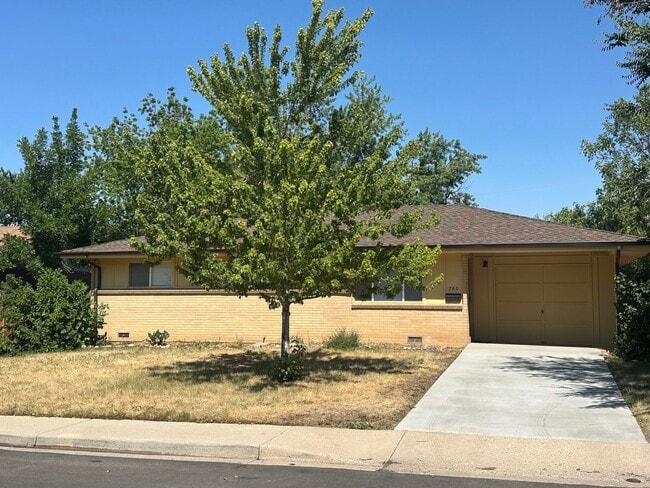 Building Photo - Spacious 3 Bedroom House with Attached Garage and Large Yard!