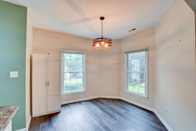 Building Photo - 922 Willow Point