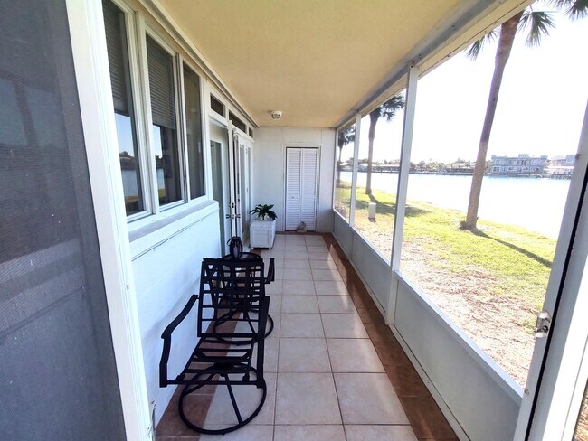 Building Photo - 1201 Bayshore Dr