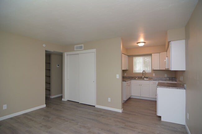 Building Photo - 2 Bedroom 1 Bath Apartment! Close to the U...