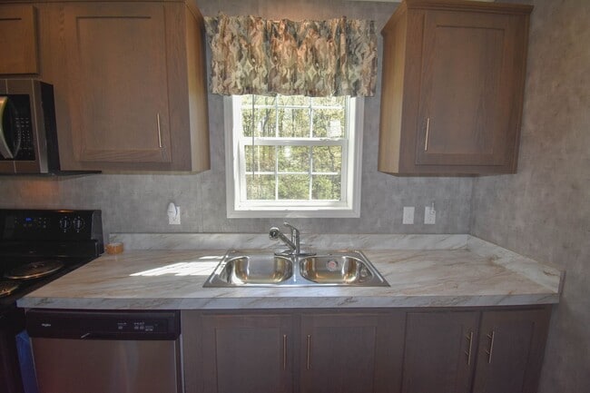Building Photo - Two Bedroom Updated Mobile Home with Fenced Yard!