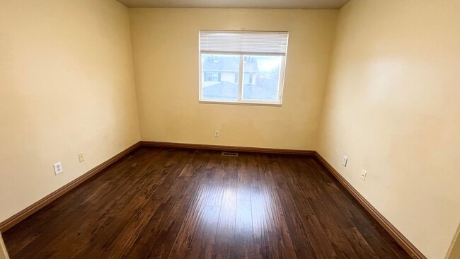 Building Photo - 4 bedroom/2.5 bathroom Townhome in West Jordan!