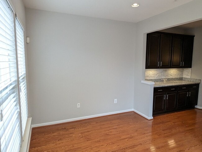 Building Photo - Gorgeous 3 level townhouse in North Potoma...