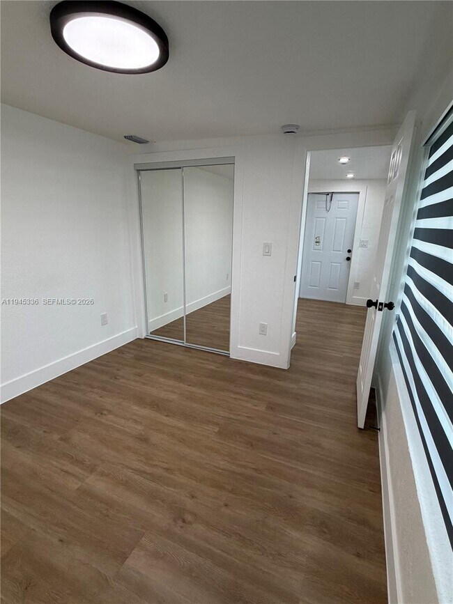 Building Photo - 12400 NE 11th Ct