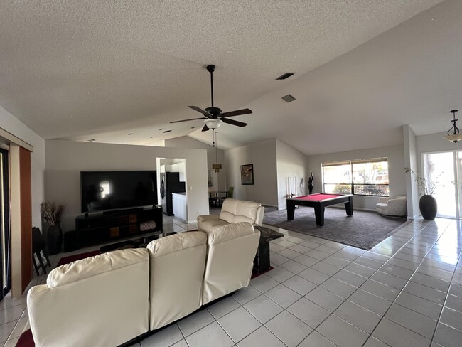 Building Photo - 9775 Sun Pointe Dr