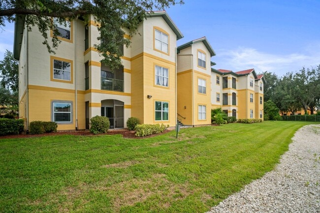 Building Photo - Stunning 2-bedroom, 2-bathroom, Gated comm...