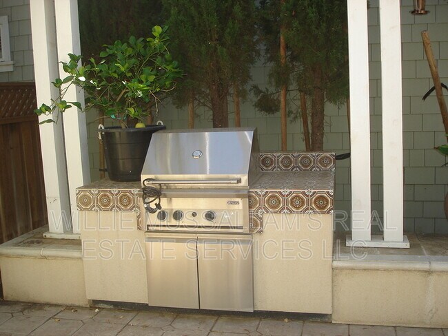 Building Photo - 284 W St Francis Ave