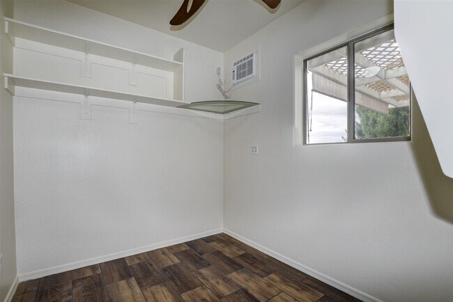 Building Photo - 3 bedroom 2 bathroom ranch style home in C...