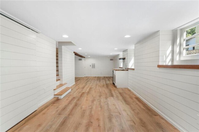 Building Photo - 2512 Brookwood Dr NE