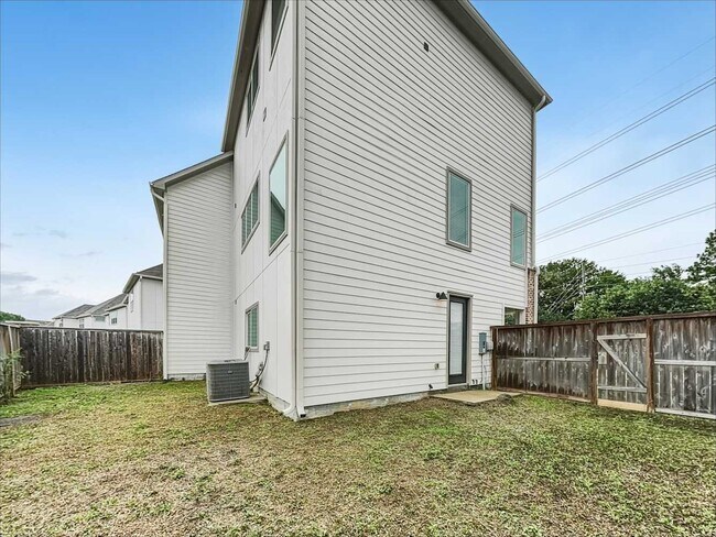 Building Photo - 10534 Executive Lake Dr
