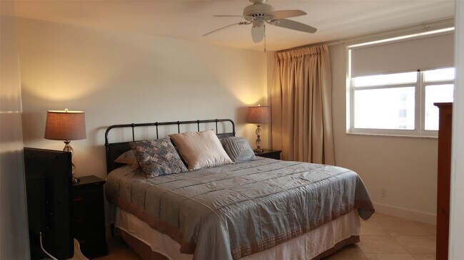 Building Photo - 1051 Hillsboro Mile