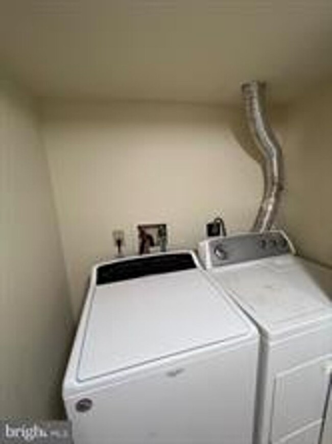 Building Photo - BEAUTIFUL END UNIT TH NEAR DOWNTOWN ROCKVILLE