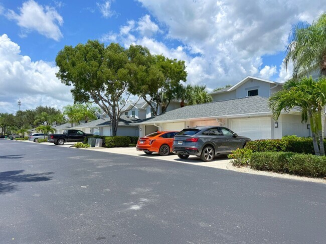 Building Photo - 1310 Charleston Square Dr