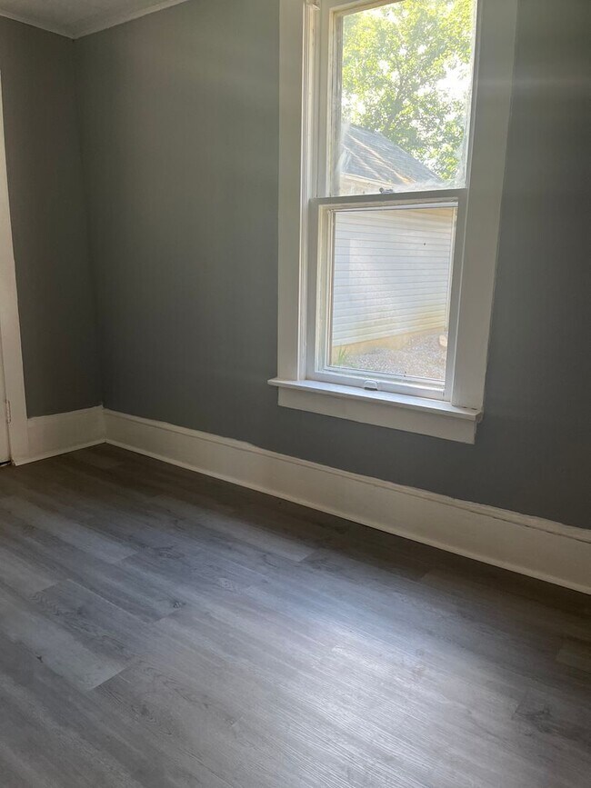 Building Photo - Section 8 Accepted! Cozy 3-Bedroom Home!