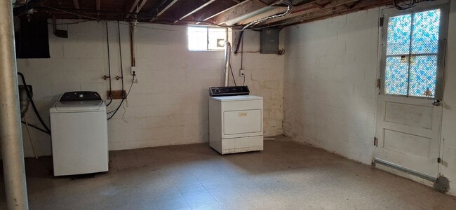 Building Photo - 3 Bedroom 1.5 Bathroom Available in Lancaster!