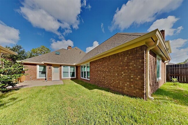 Building Photo - 1315 Forest Hollow Dr
