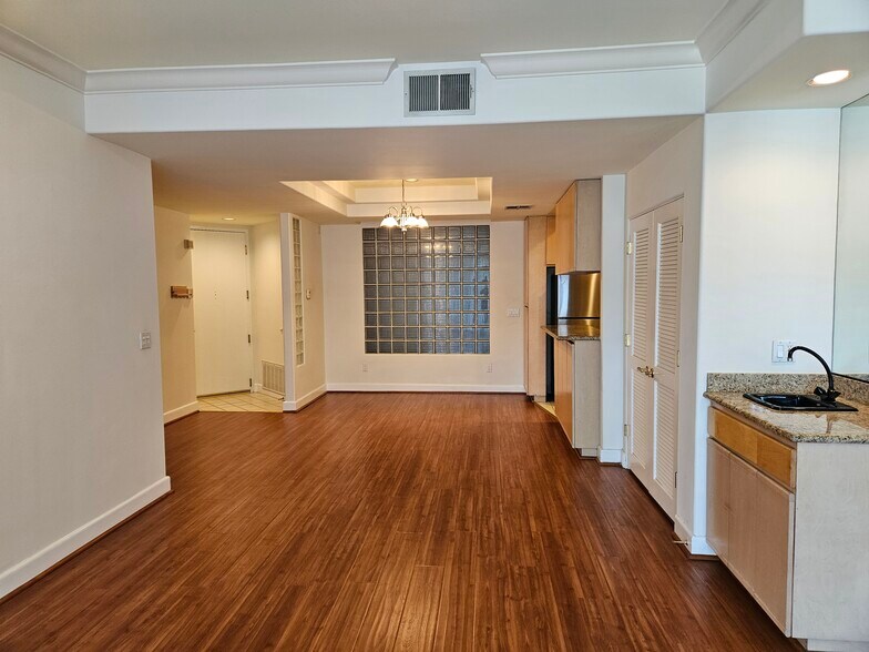 Building Photo - 390 S Sepulveda Blvd