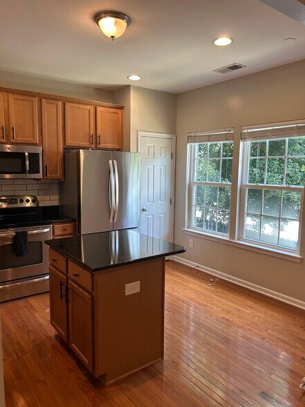 Kitchen - 237 N Irwin Ave