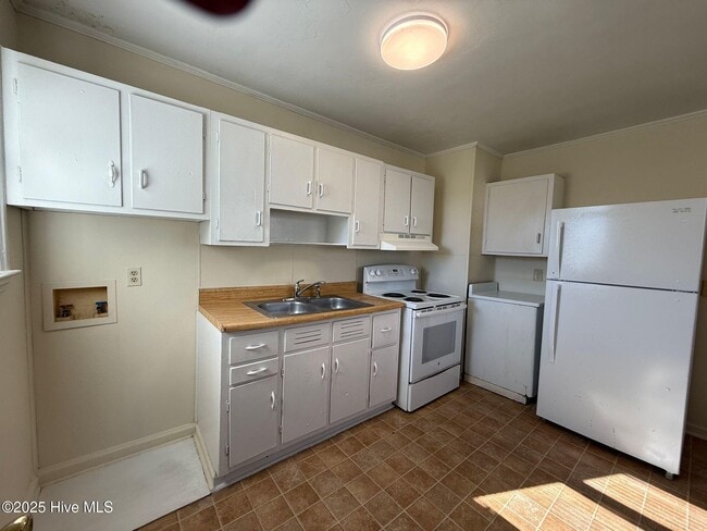 Building Photo - 2261 Onslow Dr