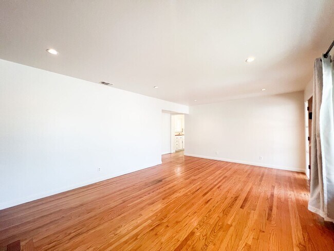 Building Photo - Tahoe Park Gem in Great Location!