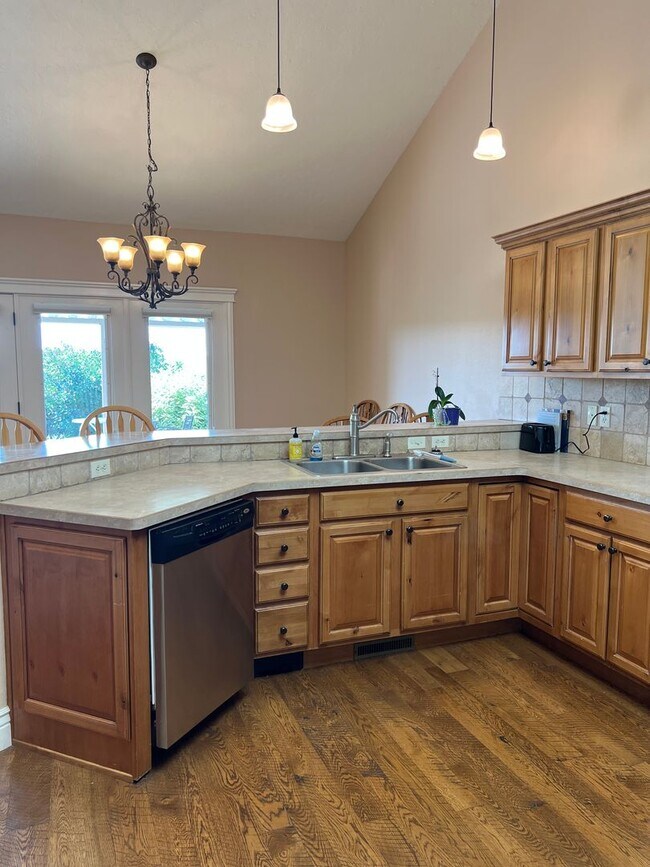Building Photo - Stunning 5 bed 3.5 bath twin-home on the R...