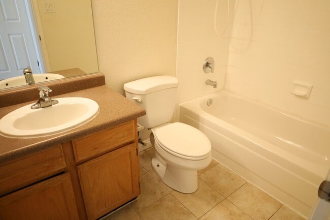 Building Photo - 2 Bedroom 1 Bathroom Centrally Located 1st Floor Condo in Gated Community!