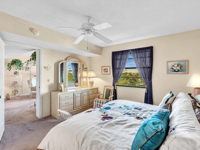 Building Photo - 6049 Balboa Cir