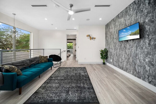 Building Photo - 1514 NE 5th Ct