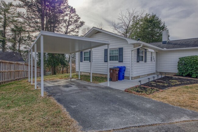 Building Photo - Oak Ridge 37830 - 3 bedroom 1 bath home - Contact Xavier Garcia 865-333-0726