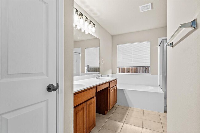 Building Photo - 9401 Pioneer Forest Dr