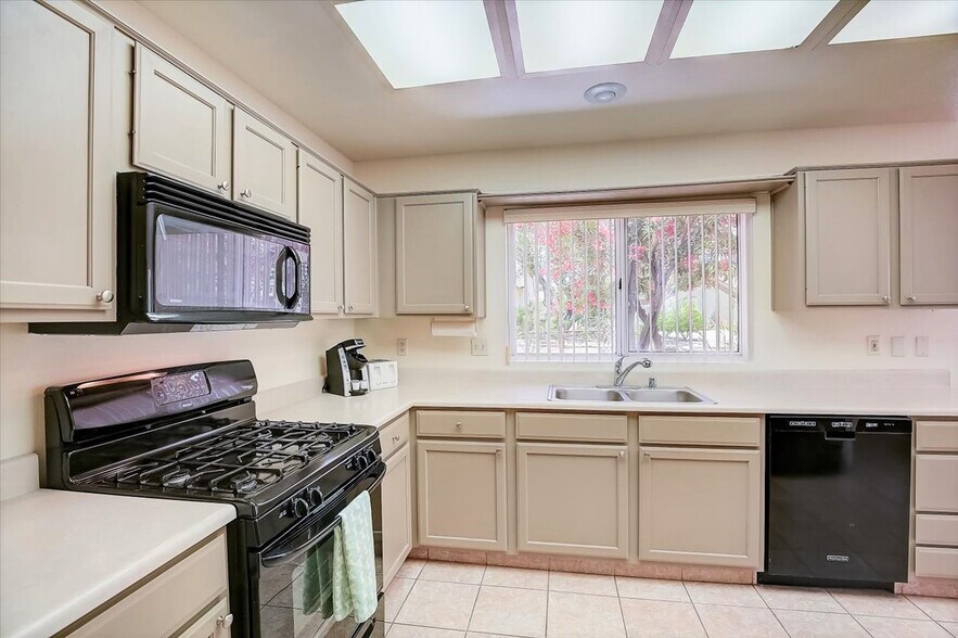 Building Photo - 3013 Sungold Dr