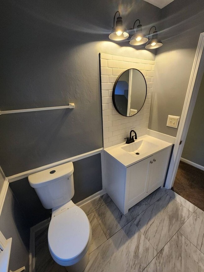 Building Photo - Charming 3-Bedroom Property in Prime Location